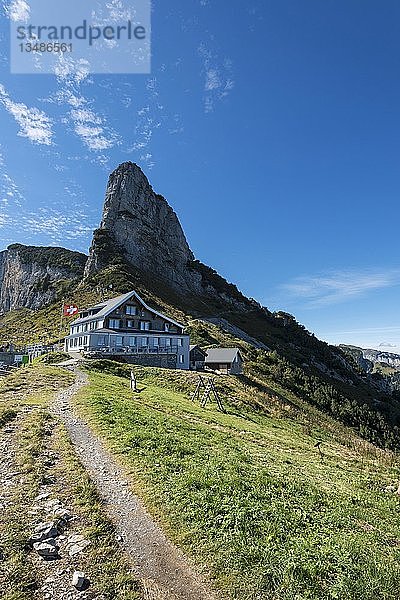 Das Berggasthaus auf dem Staubern  Staubernkanzel  1860m  im Hintergrund  Kanton Appenzell Innerrhoden  Schweiz  Europa