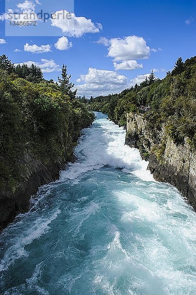 Enge Schlucht  die in die Huka-Fälle am Waikato-Fluss führt  Taupo  Nordinsel  Neuseeland  Ozeanien