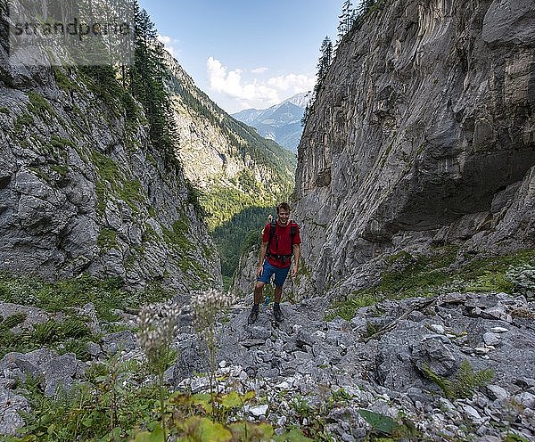 Wanderer auf dem Wanderweg zum KÃ¤rlingerhaus  Saugasse  KÃ¶nigssee  Nationalpark Berchtesgaden  Berchtesgadener Land  Oberbayern  Bayern  Deutschland  Europa