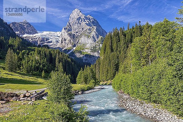 Fluss am Fuße des Wellhorns  Rosenlaui  Berner Oberland  Schweiz  Europa