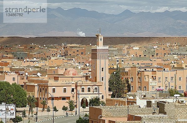Stadtbild  Provinzhauptstadt Ouarzazate  hinter dem Hohen Atlas  Provinz Drâa-Tafilalet  Marokko  Afrika