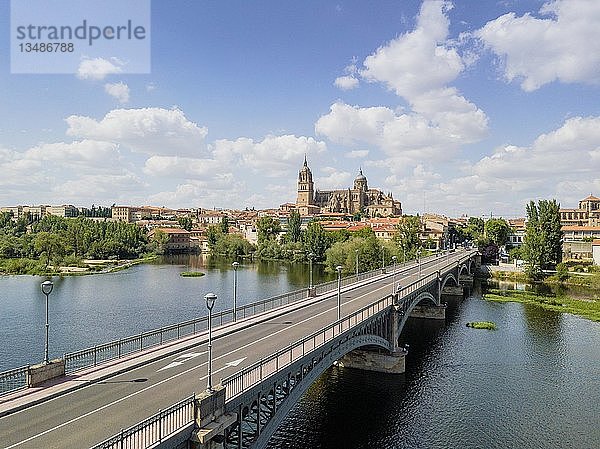 Stadtbild von Salamanca mit Brücke über den Fluss Tormes und Kathedrale  Spanien  Europa