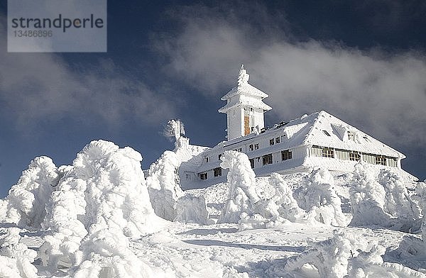 Verschneites Fichtelberghaus im Winter  Erzgebirge  Sachsen  Deutschland  Europa