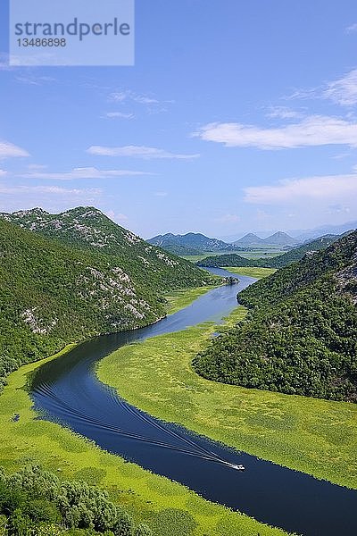 Fluss Rijeka Crnojevica  Blick vom Aussichtspunkt Pavlova Strana  Nationalpark Skadarsee  bei Cetinje  Montenegro  Europa