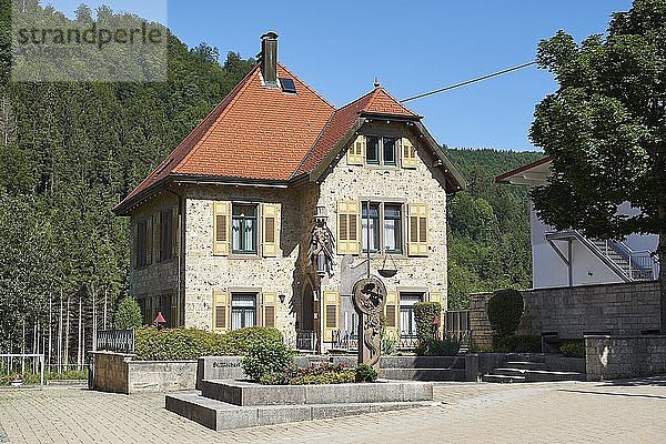 Pfarrhaus  gebaut aus BÃ¤renthaler Kalkstein  in der Gemeinde BÃ¤renthal  Landkreis Tuttlingen  Baden-WÃ¼rttemberg  Deutschland  Europa