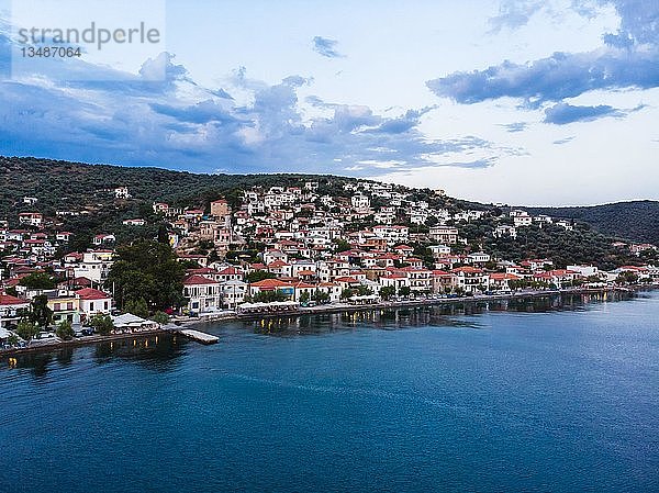 Blaue Stunde  Städtchen Afissos  Region Volos  Meerenge von Trikeri  griechische Halbinsel Pelion  Golf von Papasit  Griechenland  Europa