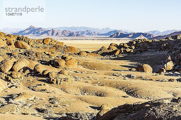 Granitfelsen mit Blick auf Sesriem  Namib-Naukluft-Nationalpark  Namibia  Afrika