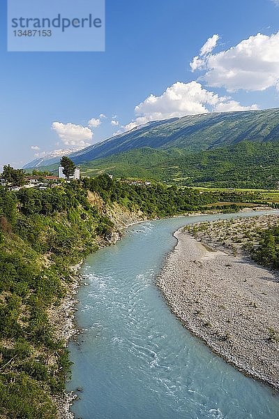 Fluss Vjosa  Dorf Piskovë  Bezirk Gjirokastra  Gjirokastër  Albanien  Europa