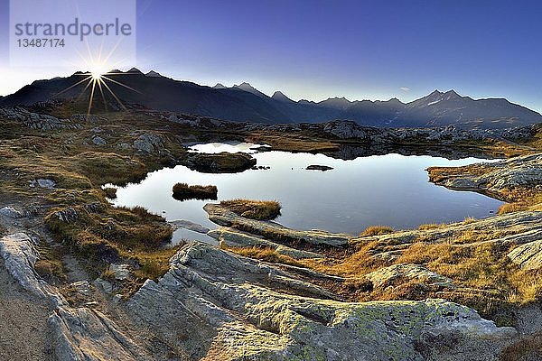 Sonnenaufgang am Grimselpass  Blick auf die Walliser Alpen  Kanton Wallis  Schweiz  Europa