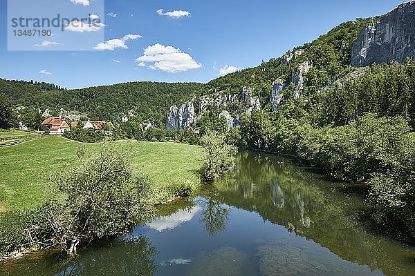 Jurakalkfelsen spiegeln sich in der Donau  links das Gut KÃ¤ppeler mit der St. Georgs Basilika  Thiergarten  Landkreis Sigmaringen  Baden-WÃ¼rttemberg  Deutschland  Europa