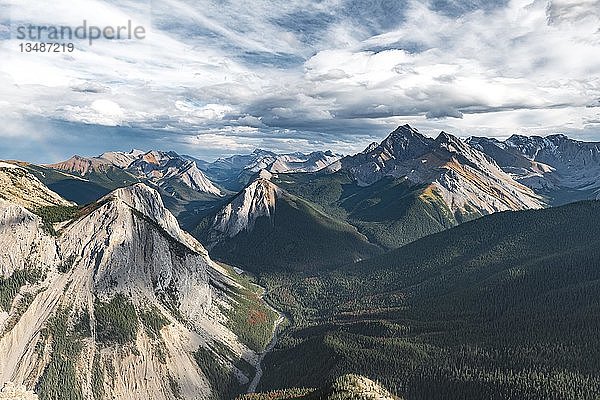 Panoramablick auf Berglandschaft  Gipfel mit orangefarbenen Schwefelablagerungen  unberührte Natur  Schwefelsilhouette  nahe Miette Hotsprings  Jasper National Park  British Columbia  Kanada  Nordamerika