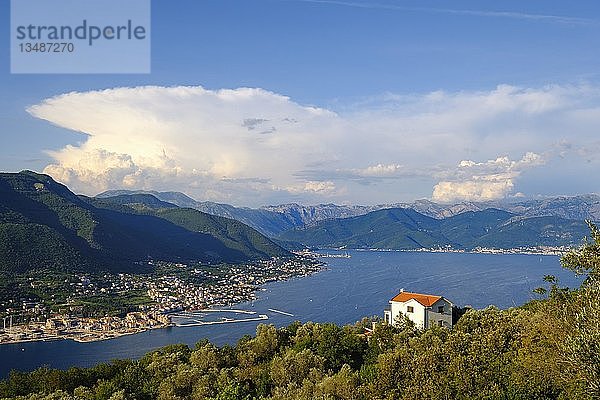 Blick von der Halbinsel Lustica  Lu?tica  Dörfer Denovici und Baosici  bei Herceg Novi  Äußere Bucht von Kotor  Montenegro  Europa
