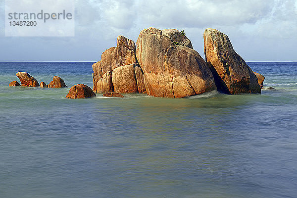 Granitfelsen  Strand Anse Takamaka  Insel Praslin  Seychellen  Afrika