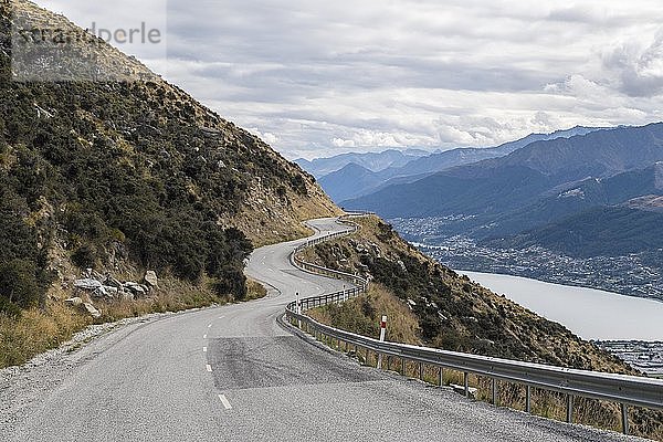 Kurvenreiche Straße in die Bergkette The Remarkables  unterhalb von Queenstown und dem Lake Wakatipu  Otago  Südinsel  Neuseeland  Ozeanien