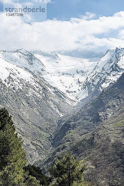 Sierra Nevada  verschneite Berge mit Wolken bei Granada  Andalusien  Spanien  Europa