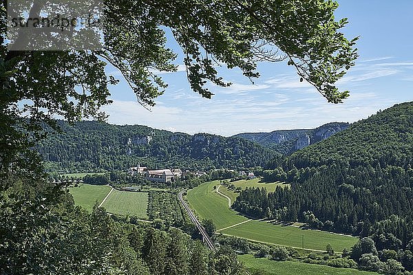 Blick ins obere Donautal mit der Benediktinerabtei Beuron  Landkreis Tuttlingen  Baden-WÃ¼rttemberg  Deutschland  Europa