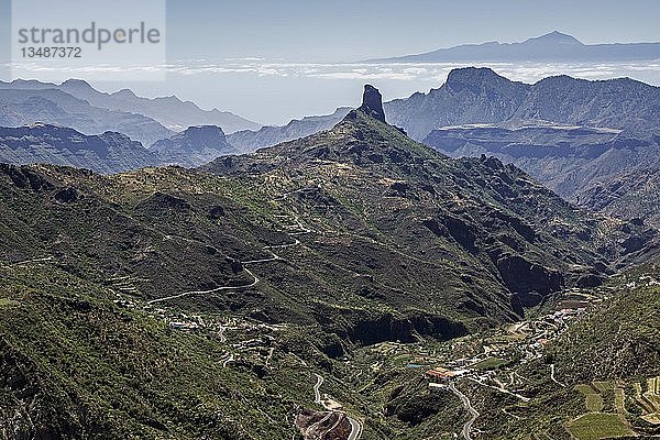 Blick von der Degollada de la Cumbre in die Caldera de Tejeda  Barranco de Tejeda  hinter Kultfelsen Roque Bentayga  Berg Altaviste und Insel Teneriffa mit Vulkan Teide  Gran Canaria  Kanarische Inseln  Spanien  Europa