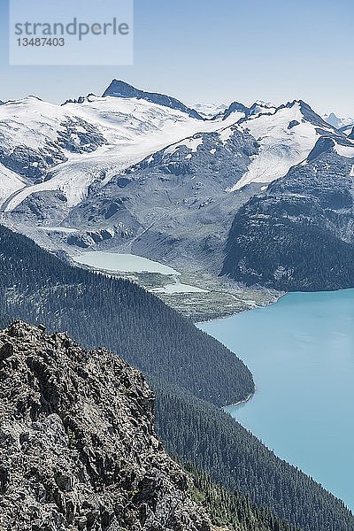 Türkisfarbener Gletschersee Garibaldi Lake vor Bergkette mit Schnee und Gletscher  Mt. Garibaldi  Garibaldi Provincial Park  British Columbia  Kanada  Nordamerika