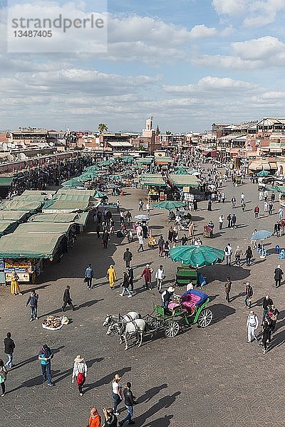 Einheimische auf einem belebten Platz  Djemaa El Fna-Platz  Marrakesch  Marokko  Afrika