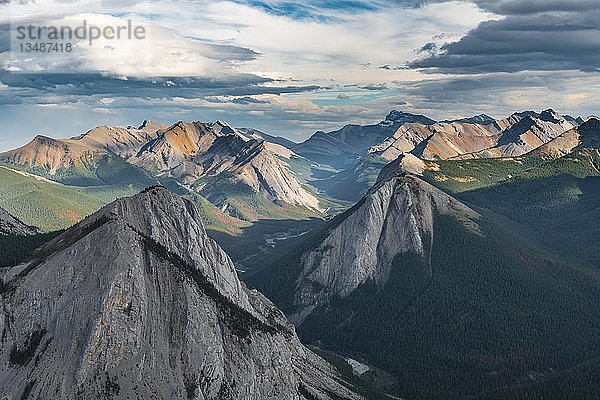 Panoramablick auf Berglandschaft  Gipfel mit orangefarbenen Schwefelablagerungen  unberührte Natur  Schwefelsilhouette  Jasper National Park  British Columbia  Kanada  Nordamerika