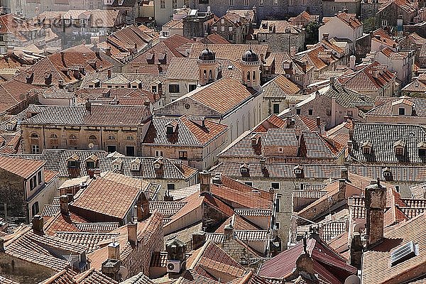 Blick von der Stadtmauer über die Dächer des historischen Zentrums  Dubrovnik  Kroatien  Europa