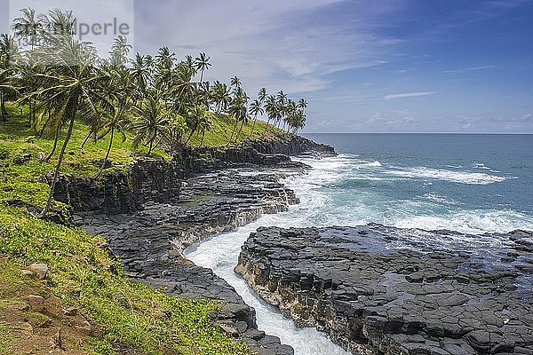 Schwarze Felsen an der Küste  Boca do Inferno  Höllenschlund  Insel São Tomé  São Tomé und Príncipe