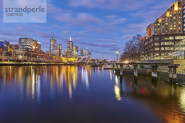 Stadtzentrum  Skyline mit Wolkenkratzern am Yarra-Fluss in der Abenddämmerung  Melbourne  Victoria  Australien  Ozeanien
