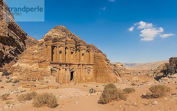 Kloster  Felsentempel Ad Deir  Felsengrab  nabatäische Architektur  Khazne Faraun  Mausoleum in der nabatäischen Stadt Petra  bei Wadi Musa  Jordanien  Asien