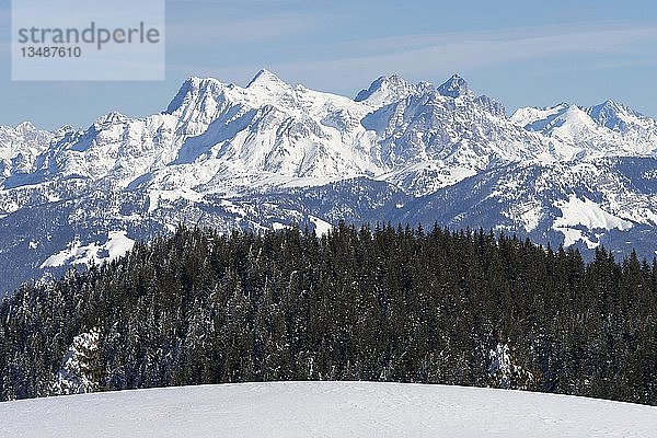 Blick vom Skigebiet Wilder Kaiser Brixental auf die Loferer Steinberge im Winter  Tirol Österreich