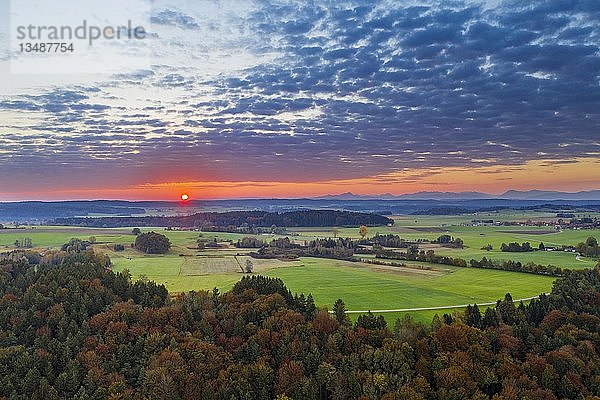 Sonnenaufgang  bei Egling  Drohnenaufnahme  Oberbayern  Bayern  Deutschland  Europa