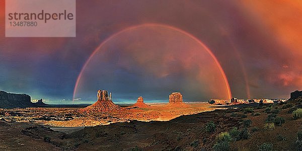 Panorama  Sentinel Mesa  West Mitten Butte  East Mitten Butte und Merrick Butte  mit Regenbogen  Monument Valley  Navajo Tribal Park  Arizona  USA  Nordamerika