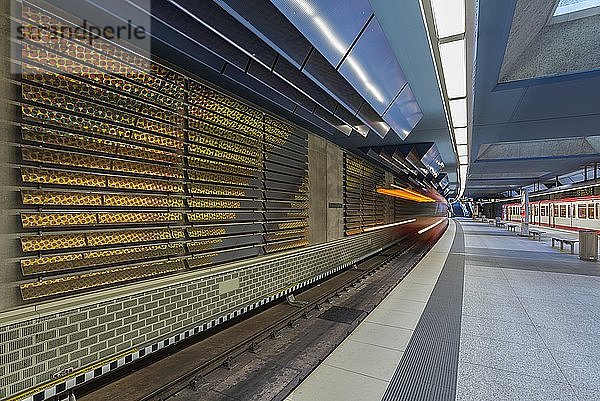 U-Bahnhof HardthÃ¶he mit einfahrender UnterfÃ¼hrung  FÃ¼rth  Mittelfranken  Bayern  Deutschland  Europa