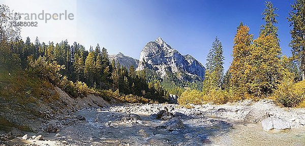 Wildbach im herbstlichen Engtal  in der Nähe der Hagelhütte  Karwendel  Österreich  Europa