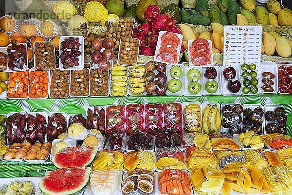 In Plastik verpacktes frisches Obst an einem Straßenstand  Patong Beach  Phuket  Thailand  Asien