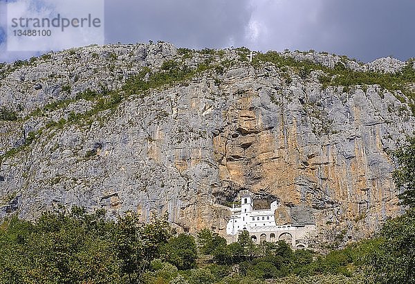 Serbisch-orthodoxes Kloster Ostrog  Kirche in Felswand  Provinz Danilovgrad  Montenegro  Europa