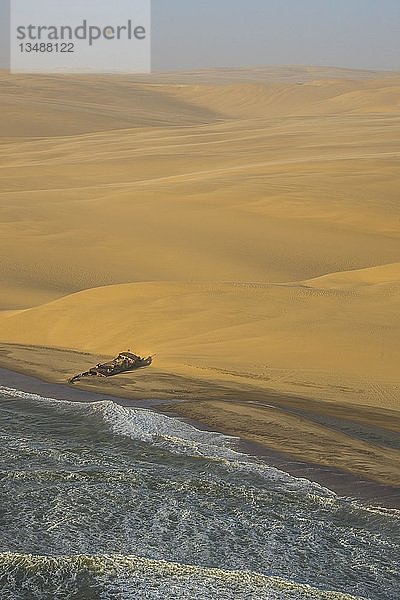 Luftaufnahme von Sanddünen mit Schiffswrack  Namib-Wüste schwimmt im Meer  Namibia  Afrika