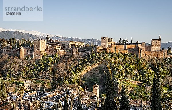 Alhambra auf dem Sabikah-Hügel  maurische Zitadelle  Nasridenpaläste  Palast von Karl dem Fünften  hinter Sierra Nevada mit Schnee  Granada  Andalusien  Spanien  Europa