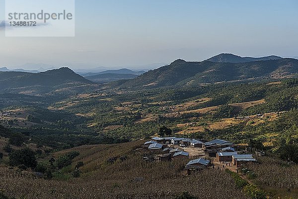 Kleines Dorf in hügeliger Landschaft  Blick auf das Hochland von West-Malawi  Malawi  Afrika