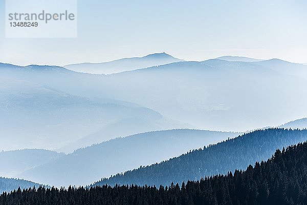 Gestaffelte Bergketten im Dunst  Am Hohneck  Col de la Schlucht  Vogesen  Elsass-Lothringen  Frankreich  Europa