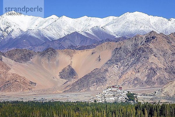 Buddhistisches Thiksey-Kloster vor hohen Bergen  Bergregion Ladakh  Jammu und Kaschmir  Indien  Asien