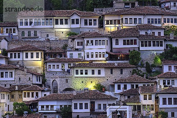 Osmanische Häuser  Bezirk Mangalem  Abenddämmerung  Berat  Qark Berat  Albanien  Europa