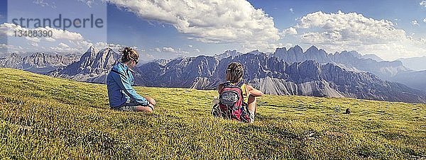 Wanderer auf der Aferer Alm am Plosen  Blick auf das Aferer Geislermassiv und den Peitlerkofel  Würzjochkamm  Villnösstal  Dolomiten  Provinz Bozen  Italien  Europa
