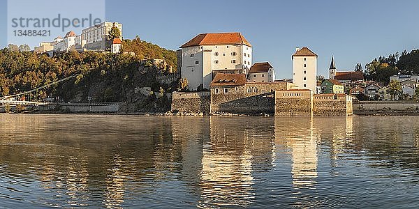 Blick über die Donau zur Veste Oberhaus und Niederhaus  Passau  Niederbayern  Bayern  Deutschland  Europa