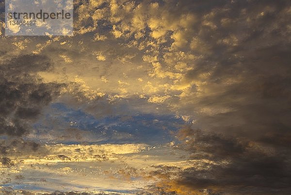 Wolken bei Sonnenuntergang  Provinz Quebec  Kanada  Nordamerika