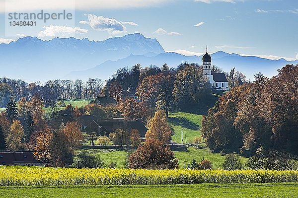 Kapelle St. Georg  Holzhausen bei MÃ¼nsing  hinter Wettersteingebirge mit Zugspitze  FÃ¼nfseenland  Alpenvorland  Oberbayern  Bayern  Deutschland  Europa