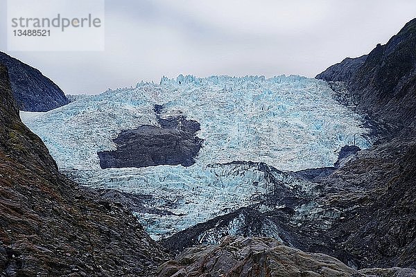 Türkisfarbenes Gletschereis  Gletscherzunge  Franz Josef Glacier  Westland District  Südinsel  Neuseeland  Ozeanien