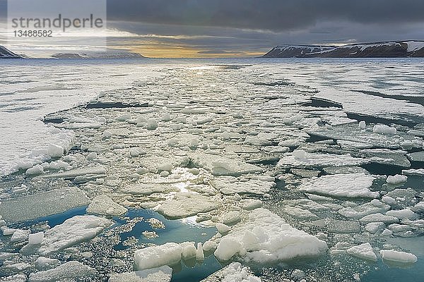 Palanderbukta-Bucht  Packeismuster  Gustav-Adolf-Land  Nordaustlandet  Svalbard-Archipel  Norwegen  Europa