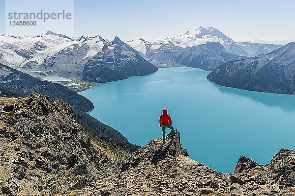Blick vom Panorama Ridge Wanderweg  Wanderer auf einem Felsen  Garibaldi Lake  Guard Mountain und Deception Peak  Back Glacier  Garibaldi Provincial Park  British Columbia  Kanada  Nordamerika