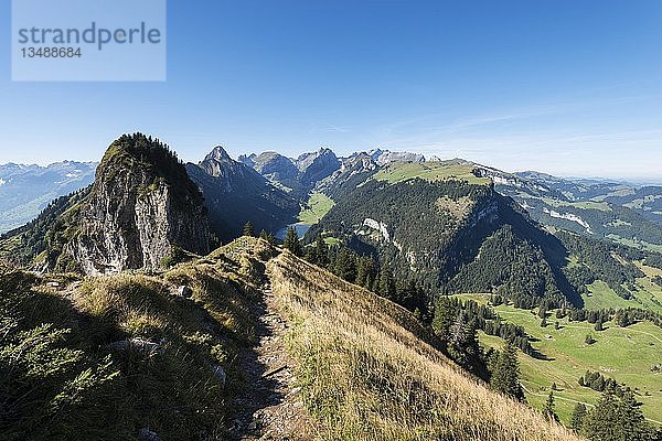Blick auf die Appenzeller Alpen vom geologischen Höhenweg aus gesehen  darunter der Sämtisersee  Kanton Appenzell Innerrhoden  Schweiz  Europa