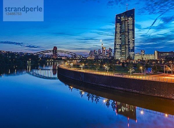 Europäische Zentralbank  EZB  in der Abenddämmerung vor der beleuchteten Skyline  Kreisverkehr an der Osthafenbrücke  Frankfurt am Main  Hessen  Deutschland  Europa